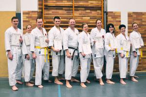Prüflinge und Trainer des neuen Vereins Karate Dojo Okami-no-mure e.V. in Achim