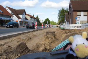 Oytens Hauptstraße in Richtung Bassen. Die Parkbuchten und der Bürgersteig sind aufgerissen. In einem Jahr sollen hier wieder viele neue Bäume stehen.