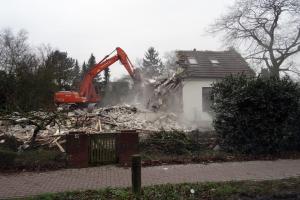 Das ehemalige Pastorenhaus in Oyten beim Abriss.